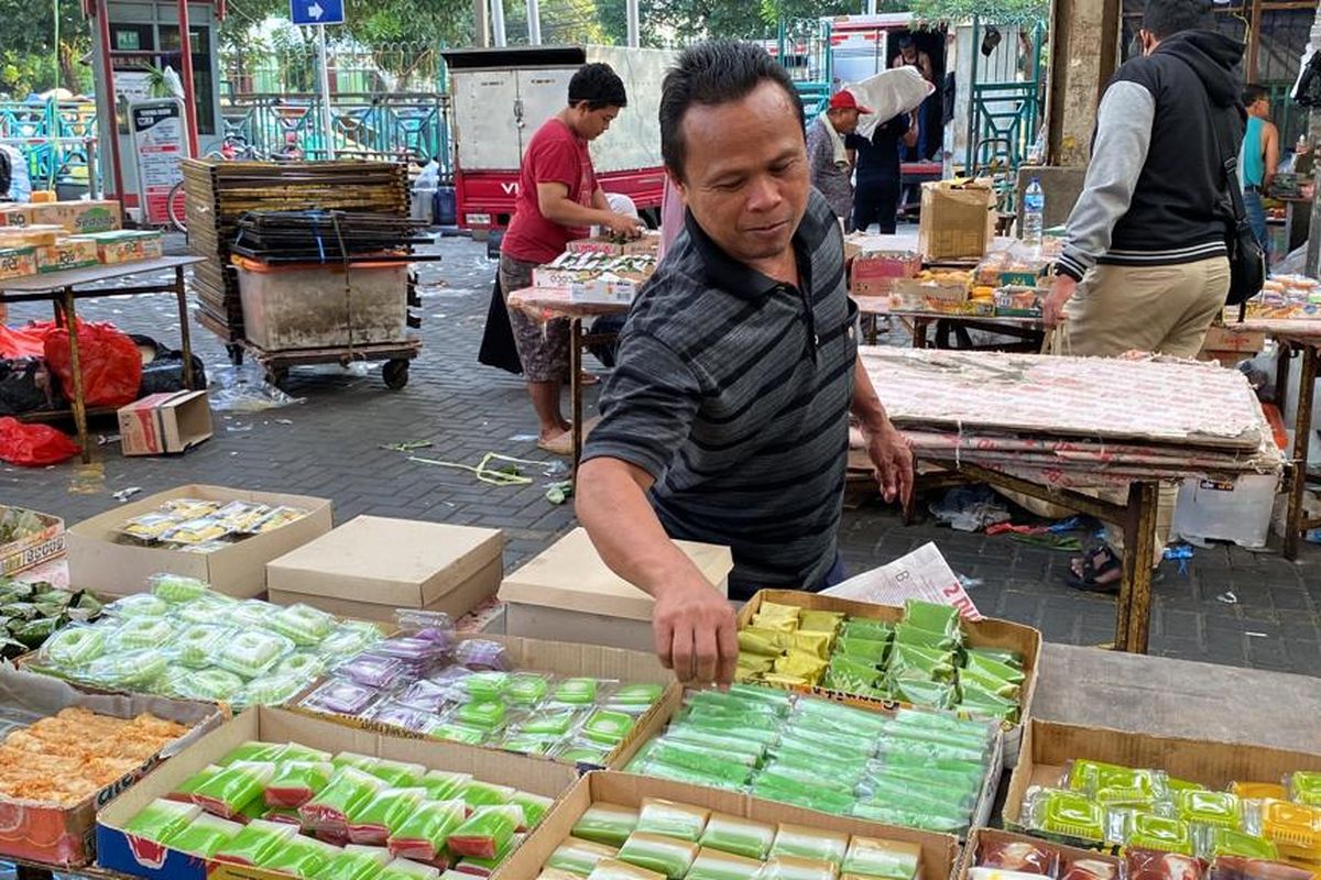 Pedagang Pasar Kue Subuh Senen Jaya, Jakarta Pusat menjajakan kue-kue, Kamis (12/1/2023). Biasanya, sentra kue dan jajanan tradisional ini buka mulai pukul 18.00 WIB hingga 08.00 WIB. 