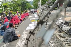 Dihadang Kawat Berduri, Ratusan Warga Desa Wadas Bawakan 27 Kendi ke Kantor Ganjar