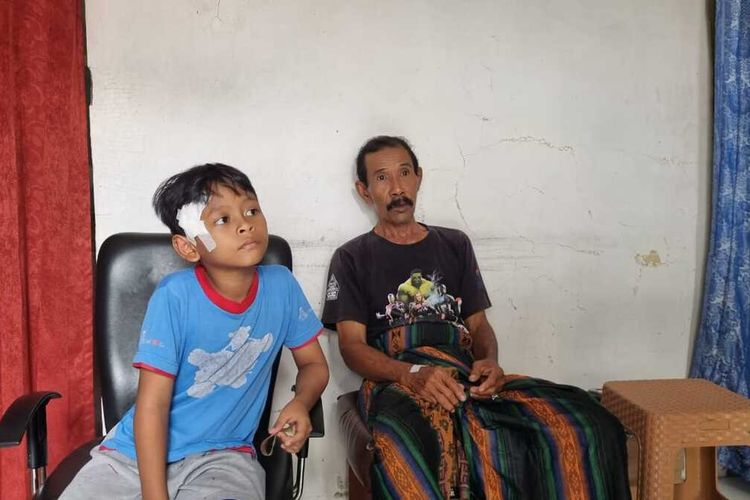 Korban selamat, Bambang dan keponakannya Ragil diwawancarai di kediamannya, manyaran, Semarang, Senin (5/12/2022).