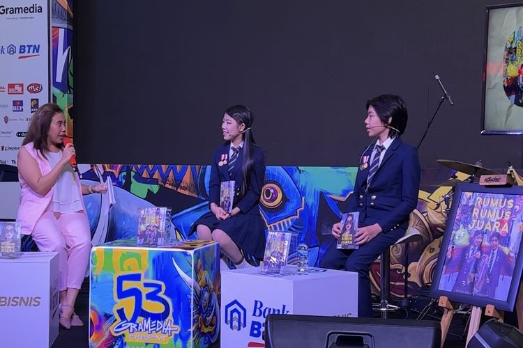 Mischka Aoki (13 tahun) dan Devon Kei Enzo (12 tahun) meluncurkan buku Rumus-Rumus Juara bersama penerbit Elex Media yang diadakan bertepatan HUT ke-53 Gramedia pada Sabtu, 4 Februari 2023 lokasi di Atrium Gramedia Matraman, Jakarta.