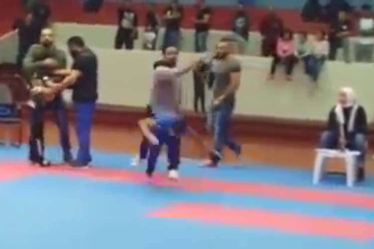 Dalam foto yang diambil dari video ini terlihat pria Kuwait mendorong bocah Mesir yang mengalahkan anaknya dalam sebuah laga kickboxing di sebuah kota di Kuwait.