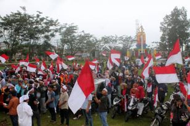 Massa yang mengatasnamakan diri Komite Pemuda Pejuang ALA Kabupaten Aceh Tengah dan Bener Meriah membawa atribut bendera merah putih tampak sedang berkumpul di Lapangan Setdakab Aceh Tengah, usai melakukan konvoi  Jum'at (4/11/2015). Aksi tersebut mereka lakukan untuk mendesak Presiden Jokowi untuk mengeluarkan Peraturan Pemerintah tentang persiapan penyelenggaraan Pemerintahan Provinsi Leuser Antara.