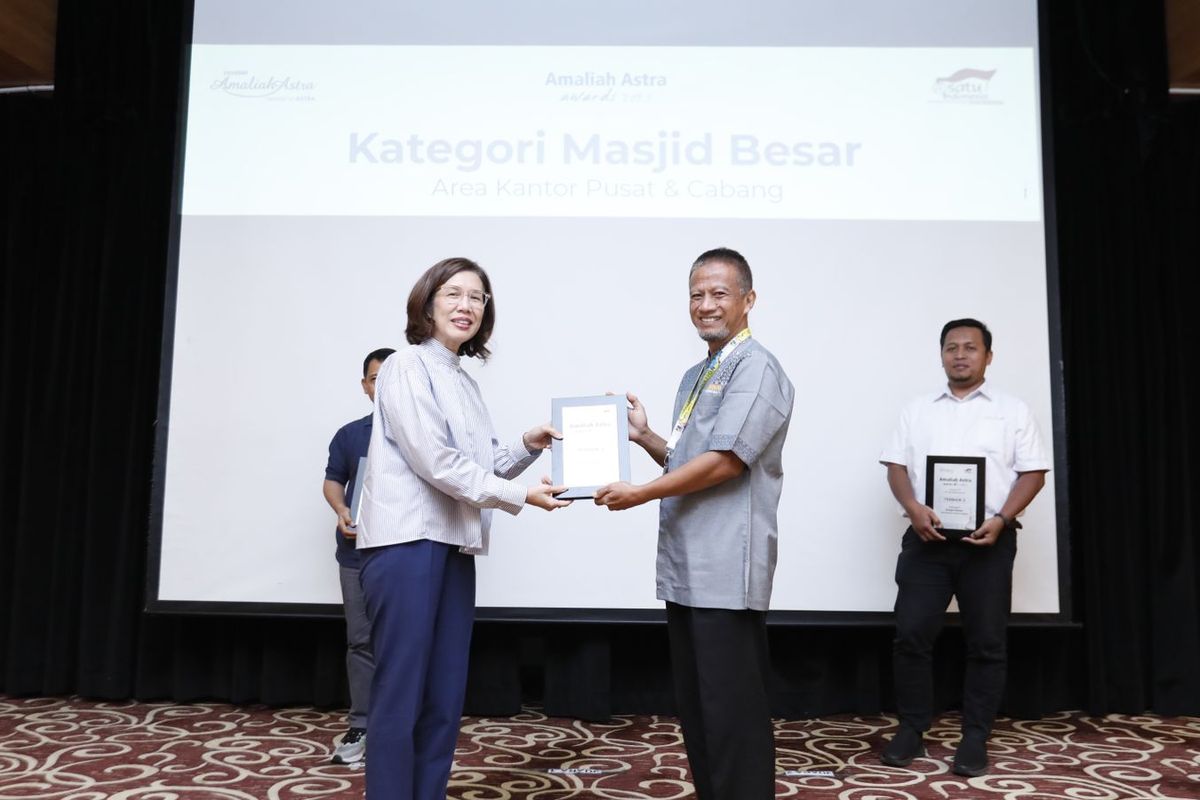 Penyerahan plakat oleh Gita Tiffani Boer Ketua Pembina Yayasan Amaliah Astra kepada juara 1 penganugerahan Amaliah Astra Awards kategori Masjid Besar Kantor Pusat dan Cabang