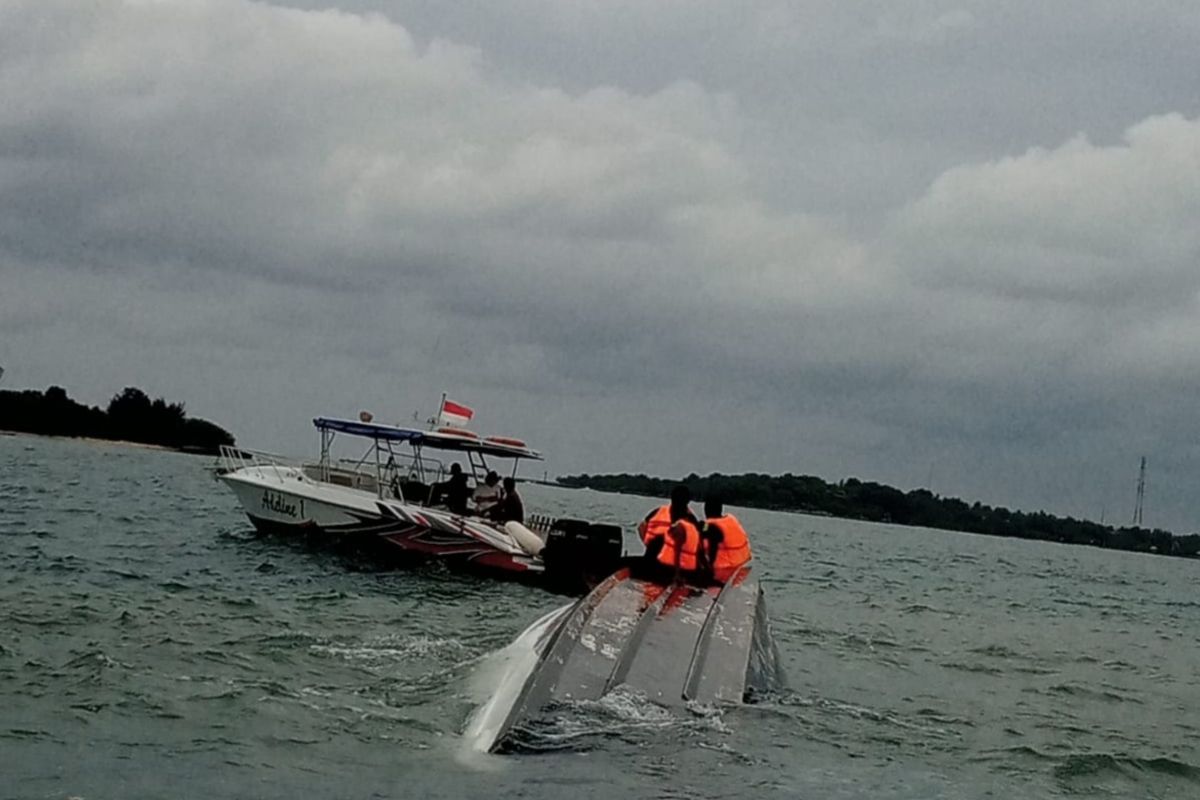 Proses evakuasi para korban terbaliknya kapal Parikudus di Kepulauan Seribu. Senin (11/3/2024).