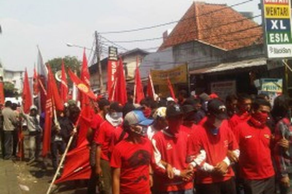 Massa pekerja perkeretaapian sudah memenuhi Stasiun Juanda,  Jakarta Pusat, Selasa (25/6/2013)