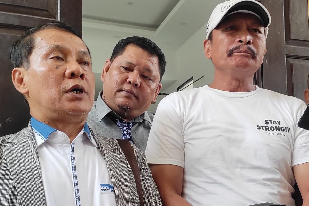 Raut wajah ayah terdakwa Shane Lukas, Tagor Lumbantoruan (kanan), yang menahan tangis ketika menceritakan kebaikan sang anak di Pengadilan Negeri Jakarta Selatan, Kamis (27/7/2023).
