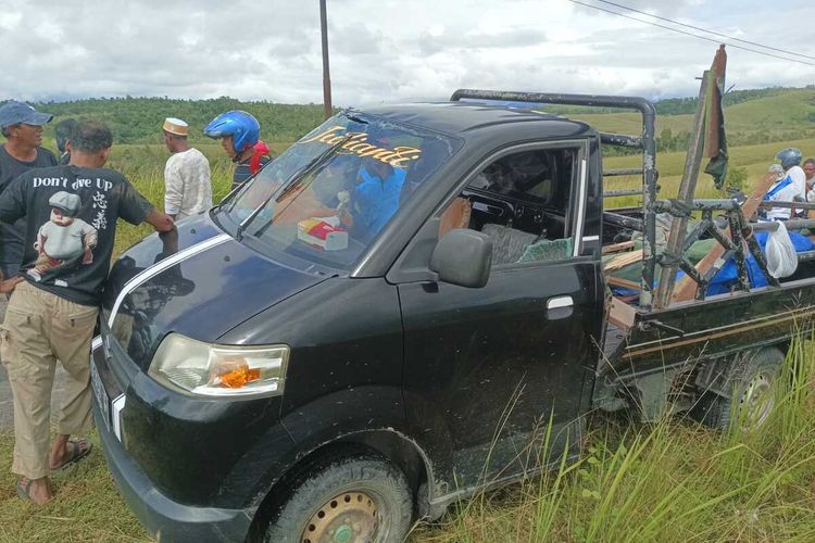 Mobil pikap yang mengangkut 16 penumpang mengalami kecelakaan di Jalan Lintas Seram tepatnya di kawasan Gunung Malintang Kabipaten Seram Bagian Barat, Maluku, Kamis (11/4/2024)