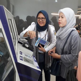 Seorang penumpang tengah membeli tiket KA Bandara melalui mesin penjual di Stasiun Bekasi, Selasa (19/6/2018).