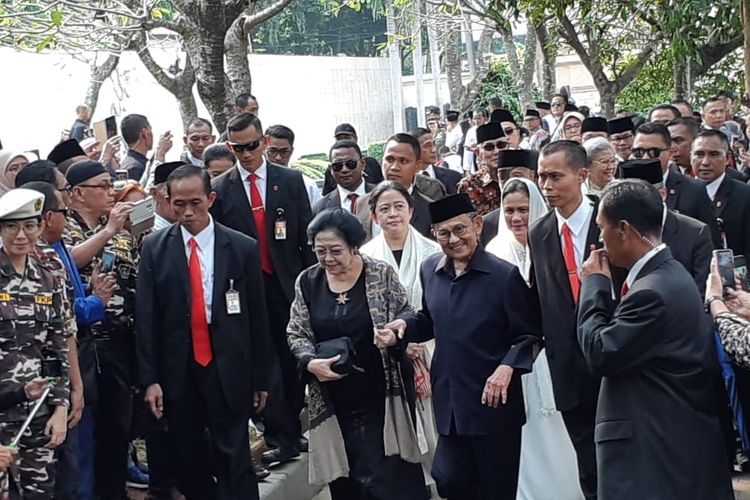 Presiden ke-3 BJ Habibie dan Presiden ke-5 Megawati Soekarnoputri hadir bersamaan dalam pemakaman Ani Yudhoyono di Taman Makam Pahlawan, Kalibata, Jakarta, Minggu (2/6/2019).