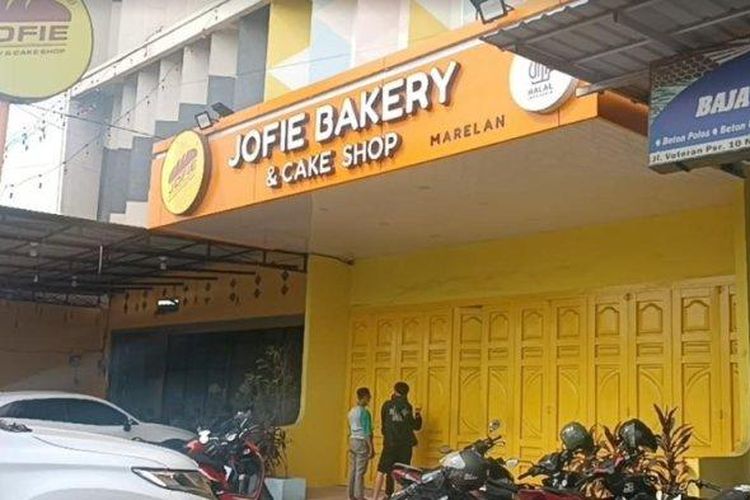 Kondisi toko Jofie Bakery usai karyawan ditemukan tewas dan pingsan diduga keracunan gas di dalam toko. 

