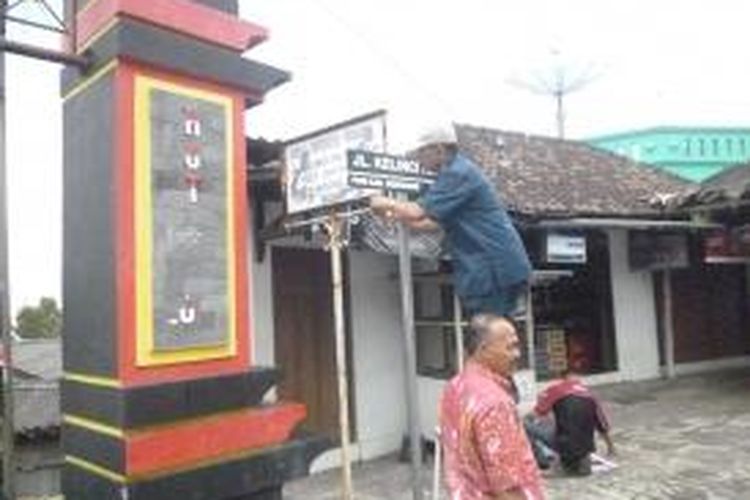 PHRI Kabupaten Semarang melakukan pemasangan papan nama jalan di kota 

Bandungan, Kabupaten Semarang (24/4/2014) siang.