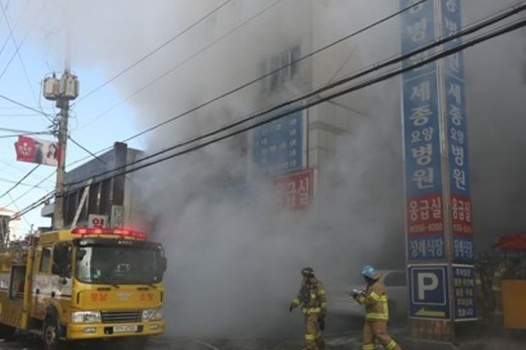 Kebakaran di rumah sakit Sejong, di Milyang, Korea Selatan, pada Jumat (26/1/2018). (Yonhap News)