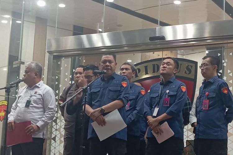 Direktur Penyidikan Kejaksaan Agung, Abdul Qohar saat konferensi pers di Lobi Gedung Bundar Jampidsus Kejagung, Jakarta, Kamis (10/7/2025). 