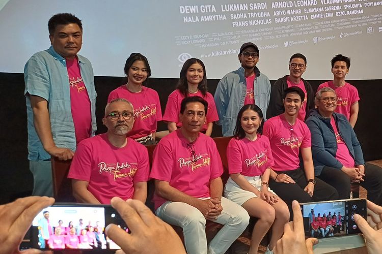 Para pemeran, sutradara, penulis skenario, dan penyanyi OST film Puspa Indah Taman 2023, saat konferensi pers di daerah Kuningan, Jakarta Selatan, Kamis (24/8/2023).