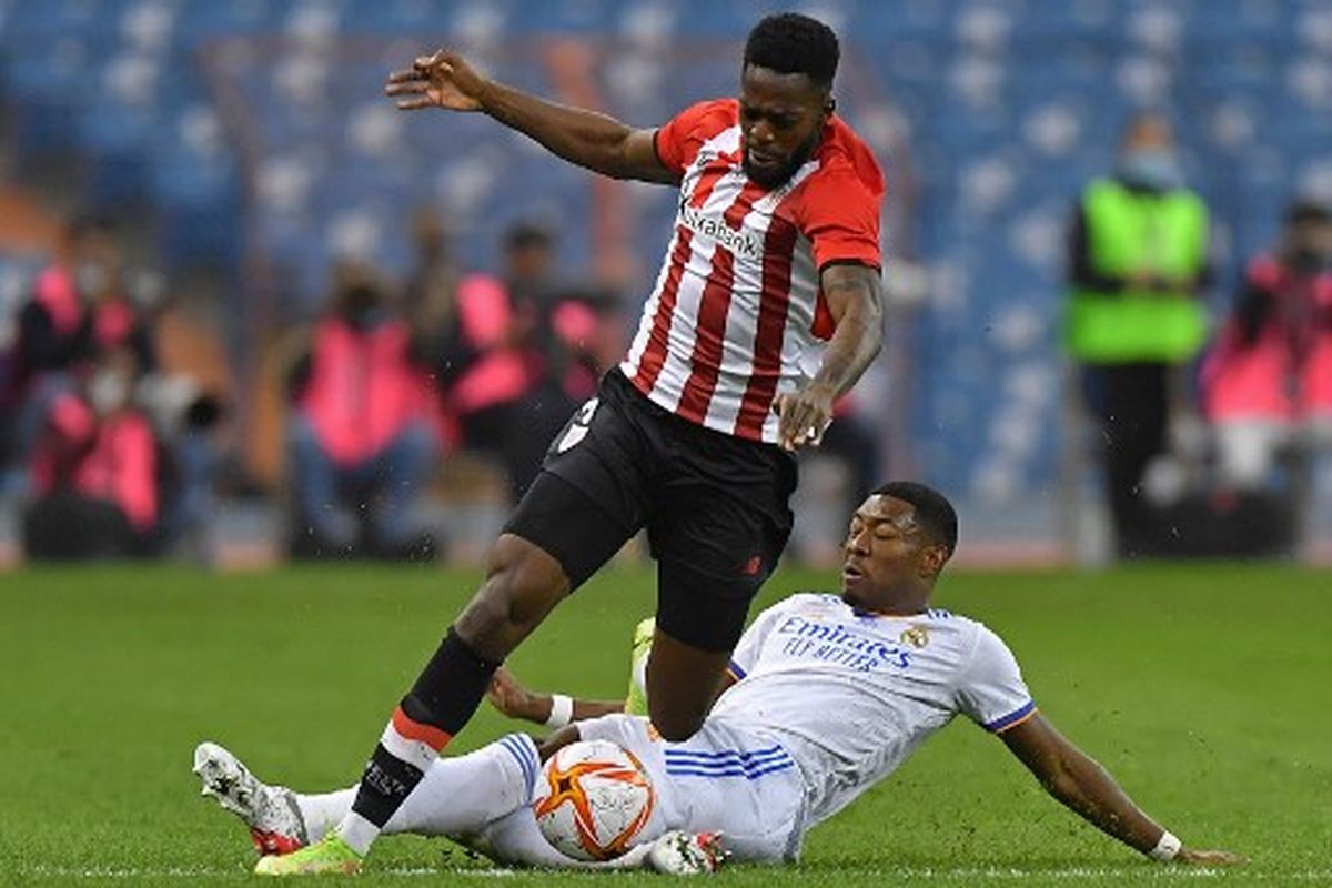 David Alaba (kanan) mencoba merebut bola dari kaki Inaki Williams (kiri) pada laga final Piala Super Spanyol yang mempertemukan Athletic Bilbao vs Real Madrid King Fahd International Stadium, Riyadh, Arab Saudi, Senin (17/1/2022) dini hari WIB. Real Madrid untuk sementara unggul 1-0 berkat gol Luka Modric pada menit ke-38.