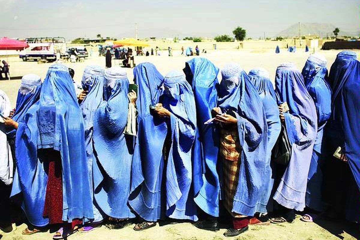 Para janda pejuang Afganistan mengantre jatah makanan bulanan dari CARE International, sebuah badan bantuan, di Kabul, Afganistan, Selasa (15/9). Dua tahun lalu jumlah janda di Afganistan sekitar dua juta dan kini jumlahnya jauh lebih tinggi.