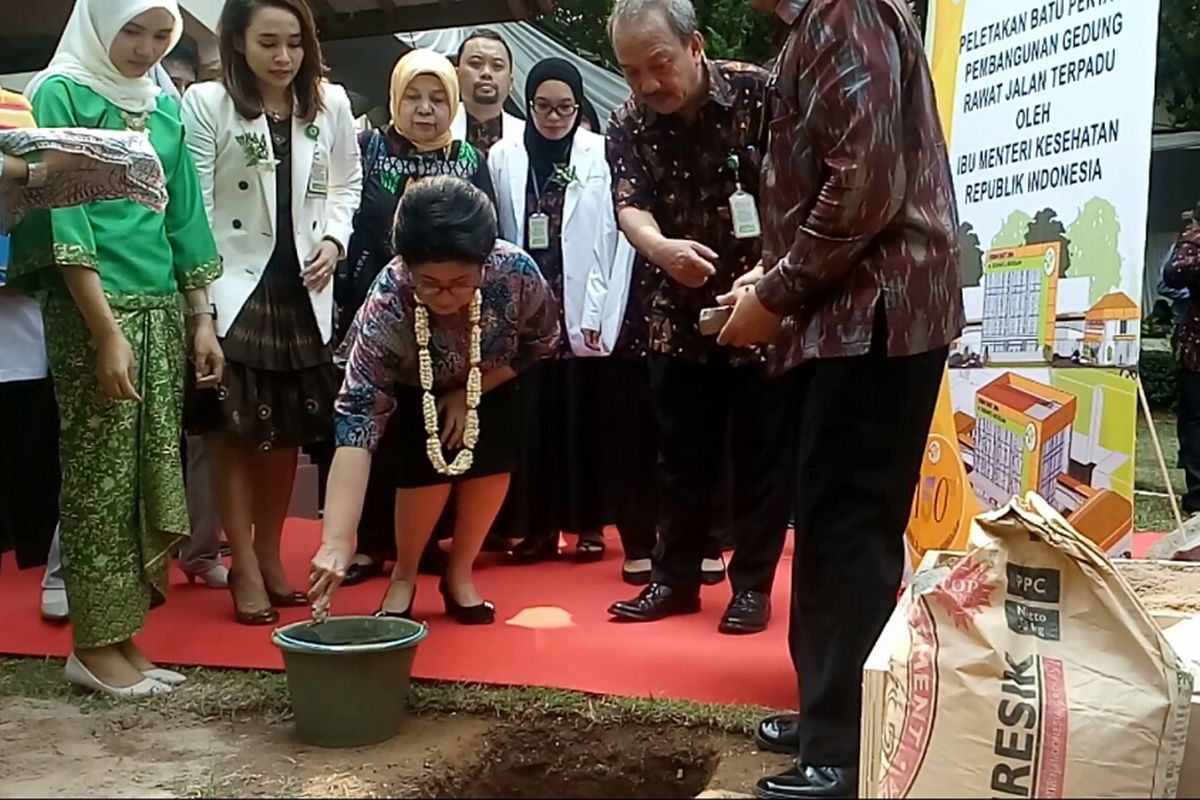 Menteri Kesehatan RI Nila Moeloek saat melakukan peletakan batu pertama sebagai dimulainya pembangunan gedung rawat jalan terpadu sebagai pusat perawatan autisme, ADHD (Attention Deficit Hyperactivity Disorder) dan emosional anak dan remaja RSJ Soeharto Heerdjan, Rabu (19/7/2017).