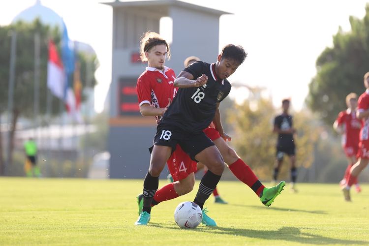 Aksi perebutan bola dalam laga uji coba antara timnas U20 Indonesia vs Moldova di Emirhan Stadium Side, Turkiye, Jumat (4/11/2022). Tampak dalam gambar adalah Alfriyanto Nico (18) penyerang timnas U20 Indonesia.