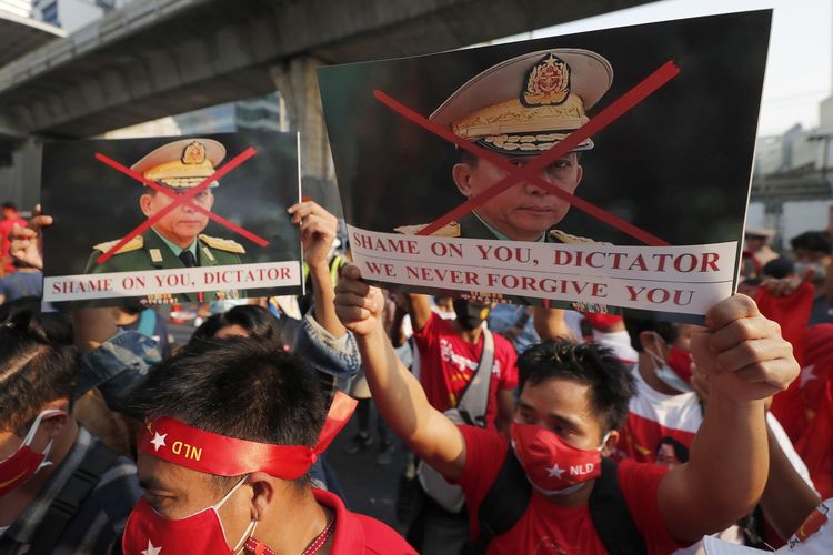 Warga Myanmar di Thailand berdemo dengan membawa poster Jenderal Min Aung Hlaing, dalam unjuk rasa di depan Kedutaan Besar Myanmar di Bangkok, Thailand, pada Senin (1/2/2021).