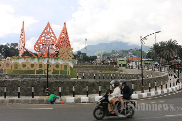 Sejumlah pekerja sedang melakukan pengecatan Alun-Alun Bandungan yang kini menjadi icon baru Kabupaten Semarang, Senin (20/12/21). Alun-alun ini mepunyai tribun berlatar Rawapening. Setiap sore tempat selalu ramai dikunjungi warga untuk berswafoto.