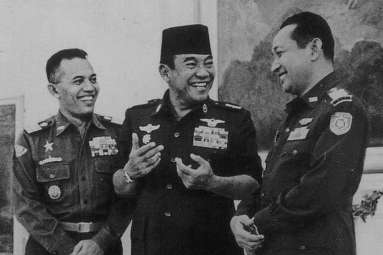 Bung Karno diapit dua jenderal Angkatan Darat, AH Nasution (kiri) dan Soeharto. Ketiganya tertawa lebar saat bertemu di Istana Merdeka, Jakarta, tahun 1966.