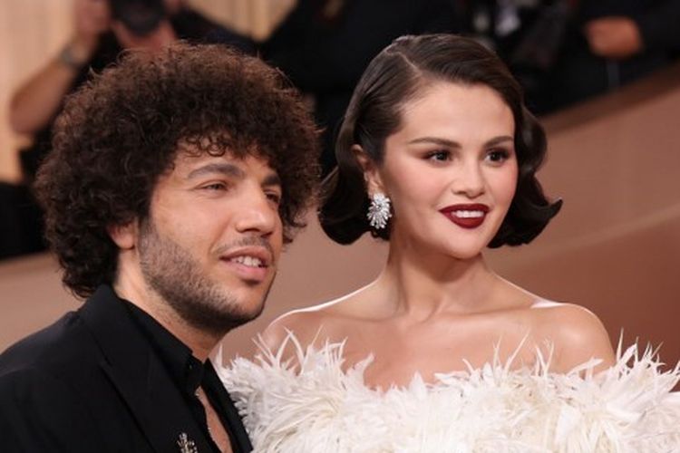 Selenea Gomez dan Benny Blanco saat menghadiri Golden Globe Awards 2026