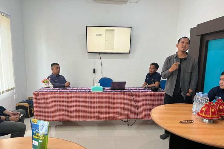 Sugeng Untung, Narasumber yang hadir untuk memberikan bimbingan teknis tentang desain produk kepada pelaku UMKM di Muna, Sulawesi Tenggara. 