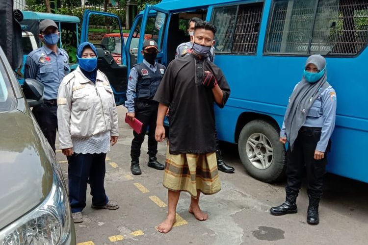 Seorang laki-laki masuk ke pekarangan rumah seorang pemuka agama di Jalan Rasamala 7 RT 010/13, Menteng Dalam, Tebet, Jakarta Selatan pada Selasa (3/11/2020) sekitar pukul 20.30 WIB. Laki-laki tersebut kemudian diamankan warga, dibawa ke Polsek Tebet, lalu dikirim ke Panti Dinas Sosial DKI Jakarta lantaran mengalami gangguan jiwa.