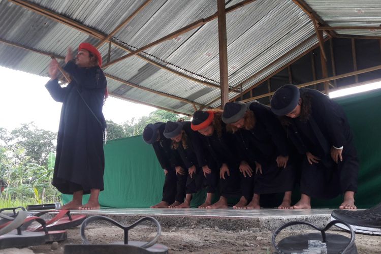 Jemaah Hawariaun Ansarullah di Kabupaten Gowa, Sulawesi Selatan menggelar idul fitri dengan menggunakan bahasa Ibrani kuno. Jumat, (15/6/2018).