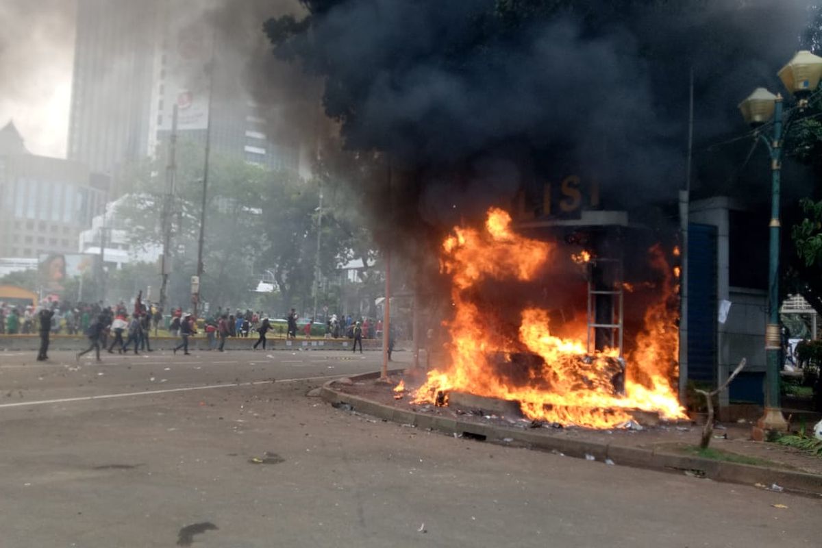 Pos Polisi di dekat Patung Kuda Arjuna Wiwaha dibakar oleh massa aksi tolak UU Cipta Kerja, Kamis (8/10/2020). 