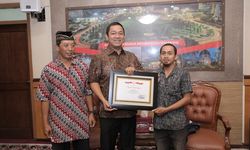 Ketulusan Agus Menyapu Jalan Diganjar Wali Kota Hendi Penghargaan
