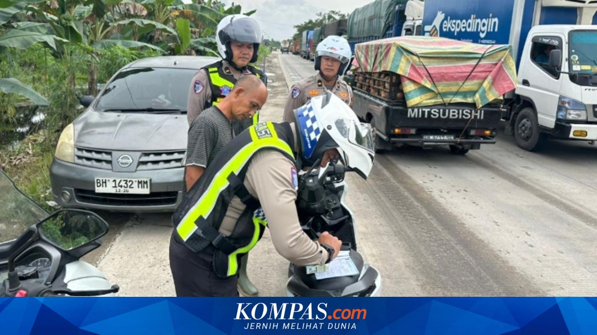 Bikin Macet, Pengendara Lawan Arah di Jalan Lintas Sumatera Pelalawan Kena Tilang