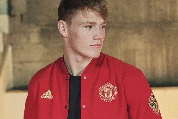 Koleksi khusus adidas edisi Tahun Baru Imlek bersam Manchester United.