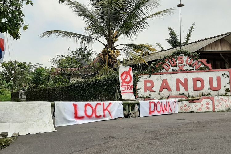 Akses jalan masuk ke RT 01 dan RT 02 Dusun Randu, Desa Hargobinangun, Kecamatan Pakem, Kabupaten Sleman ditutup dan dipasang tulisan lock down