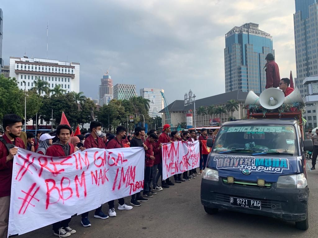 IMM DKI Jakarta Gelar Demo Tolak Kenaikan Harga BBM di Kawasan Patung Kuda 
