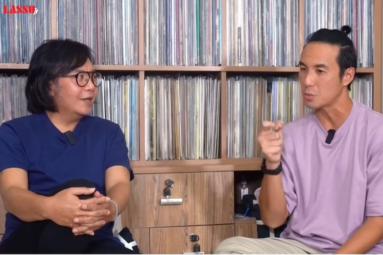 Pembawa acara Daniel Mananta (kanan) berbincang dengan penyanyi Ari Lasso di kanal YouTube Ari Lasso TV.