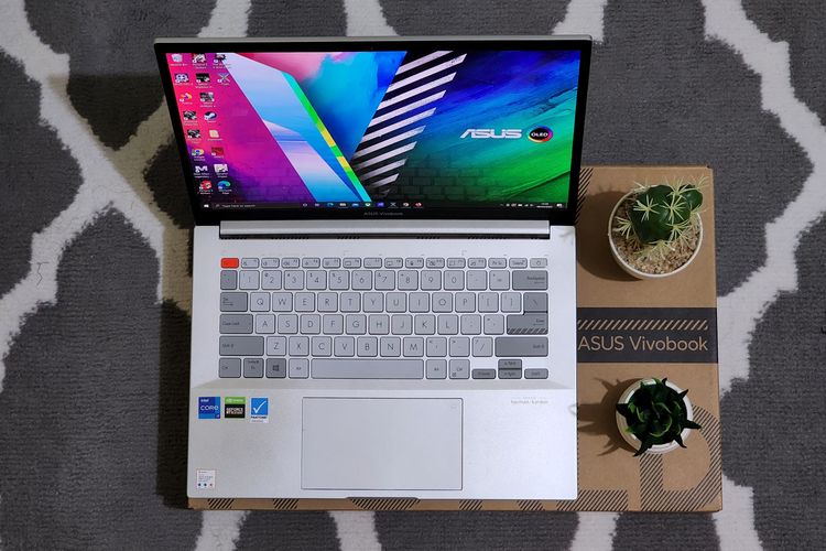 Tampilan laptop Asus Vivobook Pro 14X OLED. Layar laptop ini memiliki ukuran 14 inci dengan jenis panel OLED yang memiliki resolusi 2,8K (2880 x 1800 piksel). Bisa dilihat juga, papan ketik (keyboard) laptop ini  tampil mentereng dengan aksen warna ganda yang memberikan kesan futuristik. 