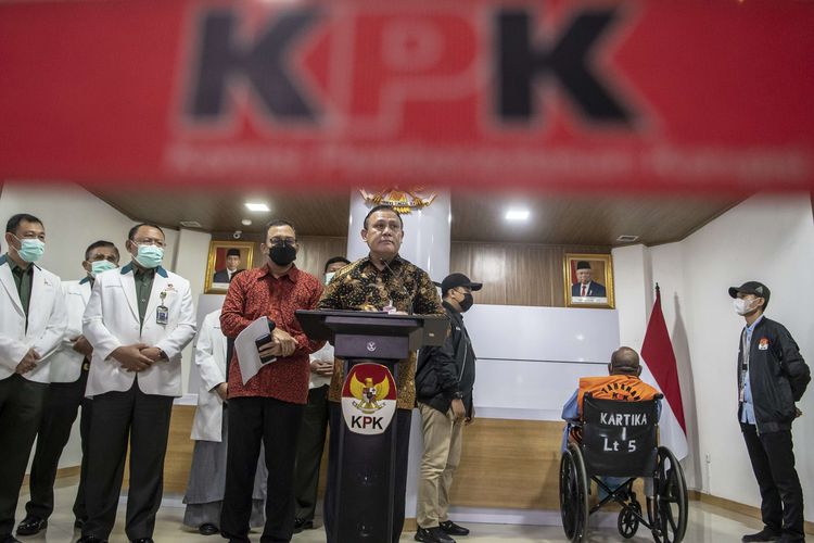 Ketua KPK Firli Bahuri bersama Tim Dokter Paviliun Kartika RSPAD Gatot Subroto memberikan keterangan pers terkait penahanan tersangka kasus dugaan korupsi pembangunan infrastruktur di Provinsi Papua Lukas Enembe (kanan) di Paviliun Kartika RSPAD Gatot Subroto, Jakarta, Rabu (11/1/2023). Gubernur Papua Lukas Enembe menjalani pembantaran usai ditangkap di Distrik Abepura, Kota Jayapura pada Selasa (10/1/2023).