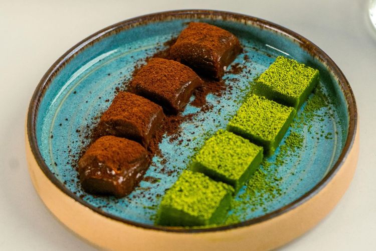 Bingung pilih kado Valentine? Intip 7 rekomendasi cokelat lokal hingga premium impor yang manis dan berkesan untuk orang tersayang.
