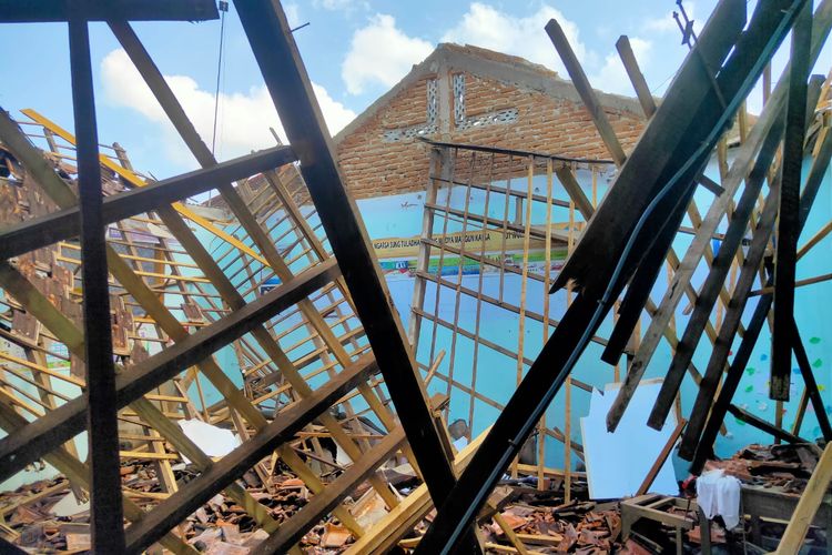 Bangunan SDN Mencon Pati Runtuh, Siswa Mengungsi untuk Belajar