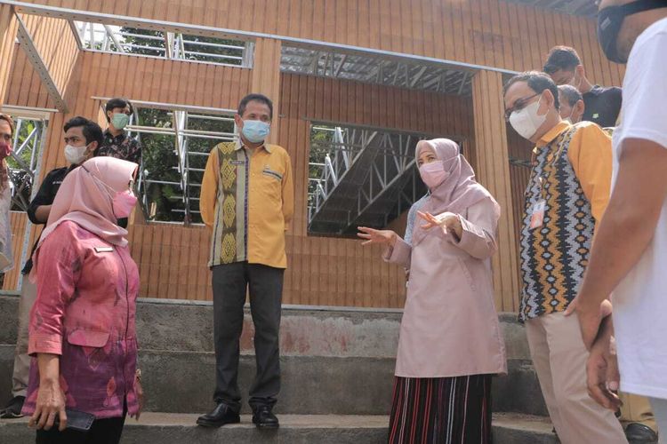 Wakil Gubernur NTB, Sitti Rohmi Djalilah saat berada di SDN 04 Medas, Lombok Barat, NTB. Bangunan SD ini berbahan baku limbah plastik.