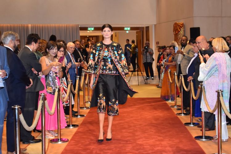 Motif kuda Sumba menginspirasi desainer Nita Seno Aji dalam sebuah fashion show yang digelar di Athena, Yunani pada 24 September 2019 lalu. 