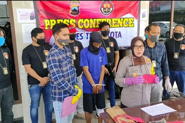 Kapolres Tegal Kota AKBP Siti Rondhijah dan jajarannya menghadirkan tersangka saat konferensi pers kasus penculikan anak di Mapolres Tegal Kota, Jumat (8/5/2020)