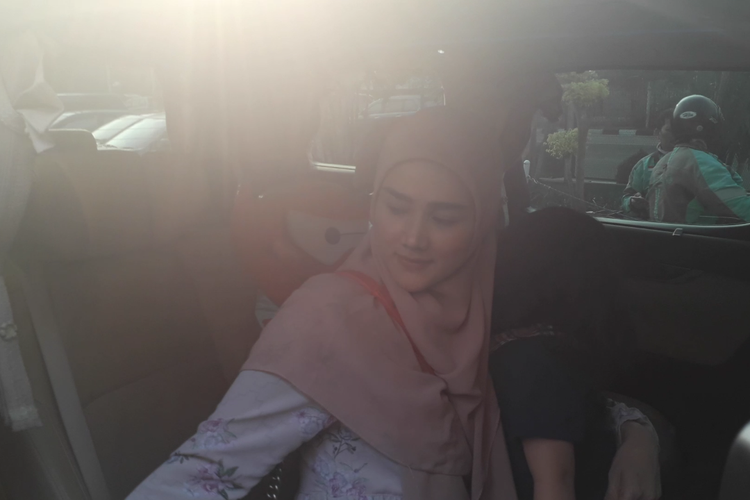 Istri Ahmad Dhani, Mulan Jameela, meninggalkan Rutan Cipinang setelah menjenguk suaminya yang ditahan di sana, Kamis (13/6/2019).