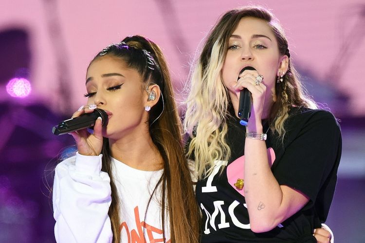 Ariana Grande dan Miley Cyrus berduet pada konser One Love Manchester, di Manchester, Inggris, Minggu (4/6/2017).