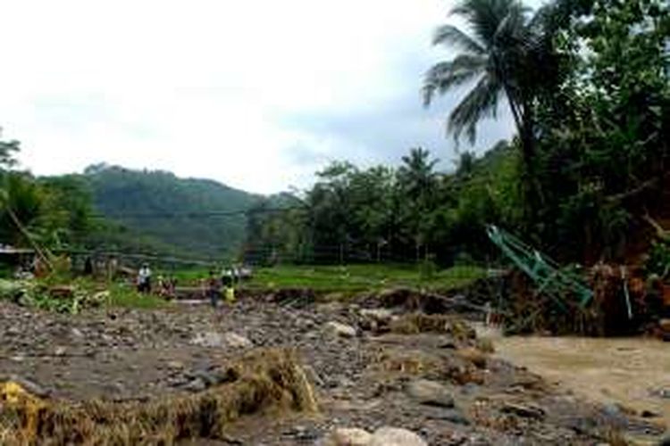 Bangkai jembatan penghubung antar kampung yang ambruk di Desa Bantarkalong, Kecamatan Warungkiara, Sukabumi, Jawa Barat, Senin (28/11/2016).  Jembatan itu ambruk setelah banjir bandang terjadi di Sungai Cisarua, Minggu (27/11/2016) sore. 