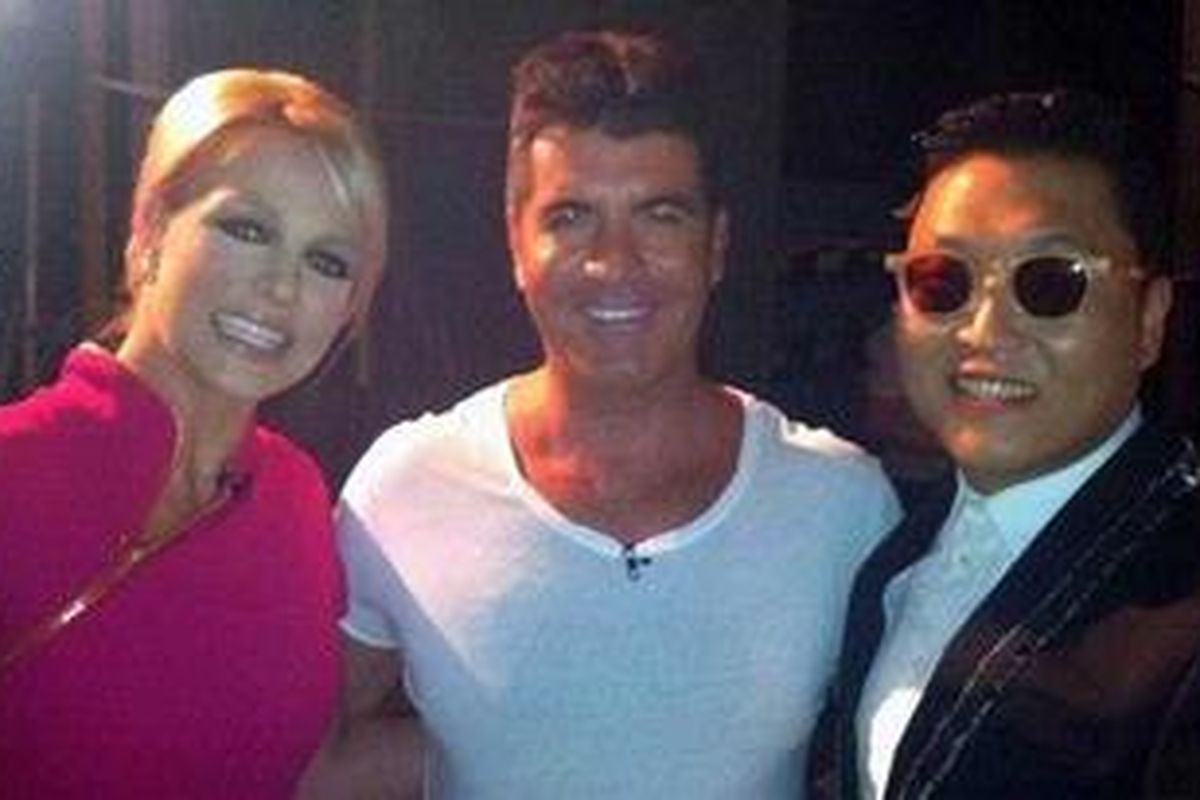Psy (kanan) dipertemukan dengan Britney Spears (kri) dan Simon Cowell dalam The Ellen DeGeneres Show.