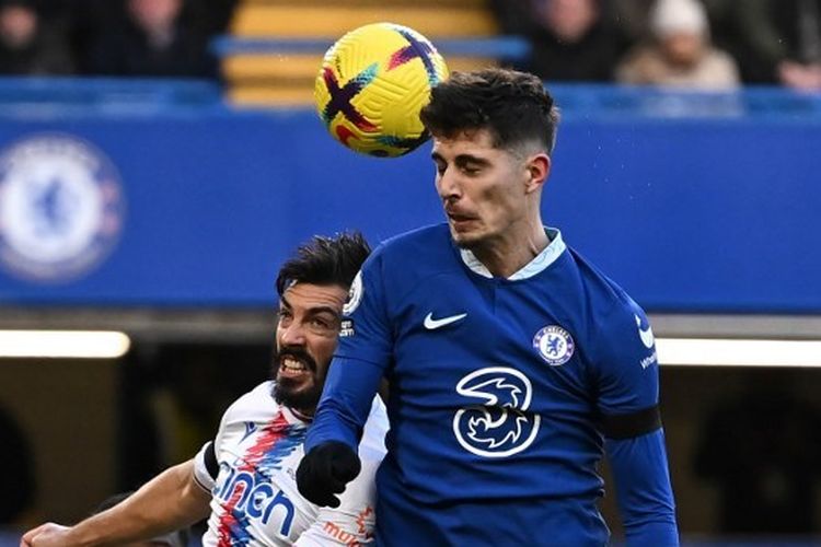 Penyerang Chelsea, Kai Havertz (kanan), berduel udara dengan bek Crystal Palace, James Tomkins. Havertz mencetak satu gol dalam laga Chelsea vs Crystal Palace pada lanjutan Liga Inggris 2022-2023 yang digelar di Stadion Stamford Bridge, London, pada Minggu (15/1/2023).