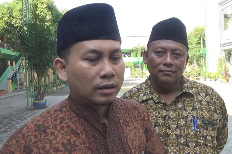 Syifak Malik (kiri), wakil Kepala Madrasah Aliyah Negeri (MAN) 3 Jombang, Jawa Timur. Madrasah ini, sebelumnya dikenal dengan nama MAN Tambakberas yang berada di lingkungan Pesantren Bahrul Ulum Tambakberas Jombang.