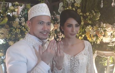 Artis peran Tyas Mirasih (30) resmi menikah dengan Raden Muhamad Soedjono (31) di Plataran Cilandak, Cilandak KKO Marinir, Jakarta Selatan, Sabtu (8/7/2017). 